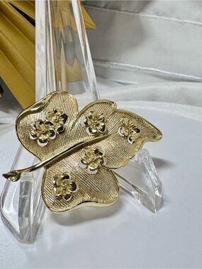 Gold Floral Textured Maple Leaf Brooch